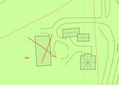Situasjonsplan som viser tomtens form, grenser (røde linjer), nabotomter og plassering av bygninger.
