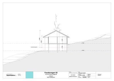 Snittegning (Snitt A) som viser bygningens tverrsnitt, høyder, grunnforhold og terrengprofil.