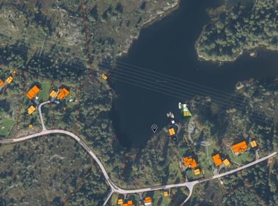 Satellittbilde (flyfoto) av et område med vann, skog og flere eiendommer med overlagte tegninger som viser bygningers plassering og tomtegrenser.