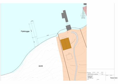 Situasjonsplan som viser tomtens beliggenhet (44/26), etasjeplaner, en flytebrygge med mål, og topografi.