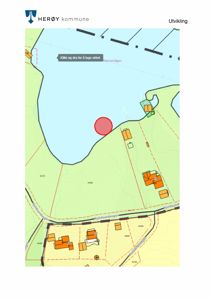 Situasjonsplan som viser tomtens beliggenhet i forhold til vann og vei, samt eksisterende bygninger.