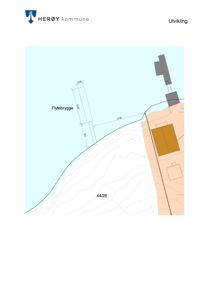 Situasjonsplan som viser tomtens beliggenhet ved kysten, en flytebrygge med mål, og eksisterende bygninger.