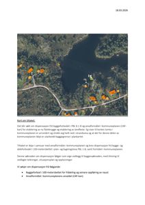 Flyfoto av et område med en flytebrygge, ei tomt og omgivende natur. Bildet er brukt som vedlegg i en byggesøknad for å vise beliggenheten.