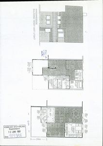 En tegning som viser etasjeplaner (romfordeling) for en bolig, samt et oppriss av fasaden sett fra inngangssiden.