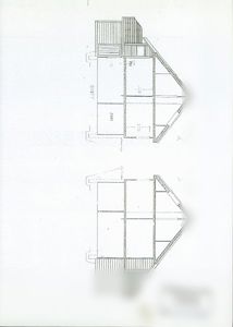 Snittegning som viser bygningens tverrsnitt, inkludert takkonstruksjon, etasjer og fundament.