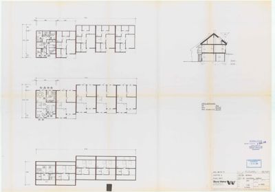 Bildet viser en tegning med tre etasjeplaner for en bygning, samt et snitt på høyre side.
