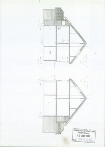 Snittegning som viser bygningens tverrsnitt, inkludert takkonstruksjon, etasjer og fundament.