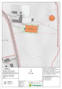 Situasjonsplan (gårdsplan) som viser eiendomsgranser, eiendomsnummer, topografi (konturlinjer), eksisterende og planlagt bebyggelse, samt arealdata.