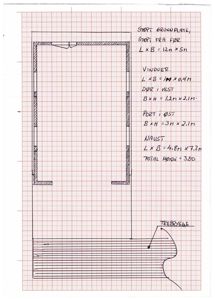 En håndtegnet etasjeplan (eller grunnplan) som viser romfordeling, dimensjoner på bygning og naust, samt plassering av dører, vinduer og trapp.