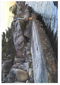 Fotografi av en steinmur langs et vassdrag eller havn.