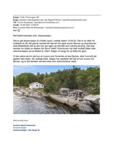 Fotografi av en hvit enebolig plassert på en kystlinje med steinete strand og skog i bakgrunnen.