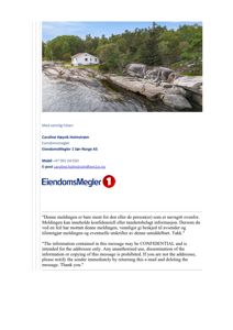 Fotografi av en hvit hytte ved kysten med stein og vann i forgrunnen.