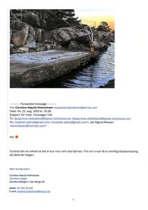 Fotografi av en betongmur ved kysten med steiner og vann.