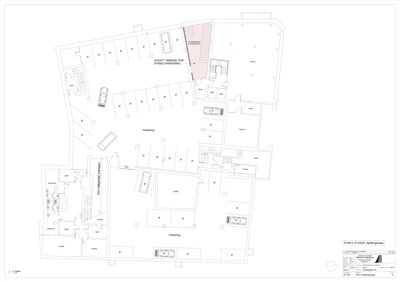 Etasjeplan (PLAN 2) som viser romfordeling, parkeringsplasser og funksjoner i et bygg.