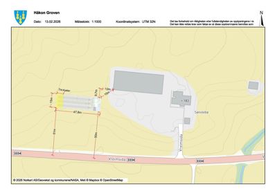 Situasjonsplan som viser tomtens beliggenhet i forhold til nabolag, vei (Vreimsida), og topografi. Planen inkluderer mål på eiendommen, eksisterende bygninger (merket 183 og kjeller), og en nordpil.
