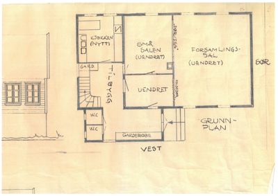 Et håndtegnede grunnplan (etasjeplan) som viser romfordeling, vegger, dører og retning (N, S, V, T) for en bygning.