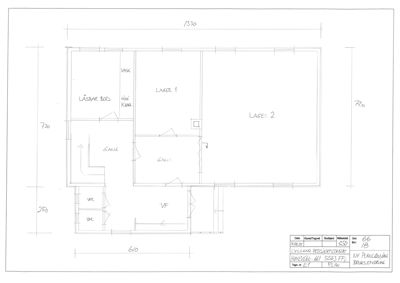 Etasjeplan (eller plantegning) som viser romfordeling, dører og dimensjoner for et bygg.