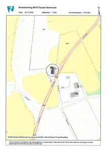 Situasjonsplan som viser tomtens beliggenhet i forhold til veier og nabolag, med bygningsplassering og arealnummer.