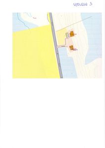 Situasjonsplan som viser tomtens beliggenhet i forhold til vei (Gammel vei), vann (blått område) og nabolag. Planen inkluderer også en tegnet bygning (brun firkant) og en planlagt inngang (skravert område).