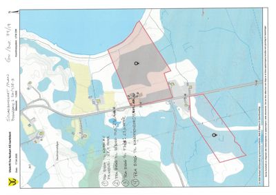 Situasjonsplan som viser tomtens beliggenhet i forhold til nabolag, veier og natur. Planen inneholder også håndskrevne notater om byggeforhold.
