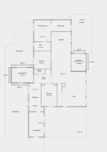 Etasjeplan med romfordeling, arealoppdelinger og dimensjoner for et hus.