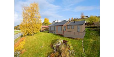 3D-visualisering av en planlagt eller ombygd bygning sett fra utsiden, med omgivende natur.