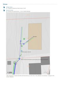 Kartskisse som viser tomtens beliggenhet, grenser, høydemålerlinjer og planlagt plassering av en ny enebolig.