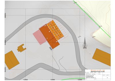 Situasjonsplan som viser tomtens topografi (konturlinjer), plassering av bygninger, veier og grenser.