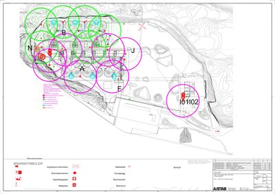 Situasjonsplan som viser tomtens topografi, bygningers plassering og brannsikringstiltak (brannhydranter, utrykningsveier).