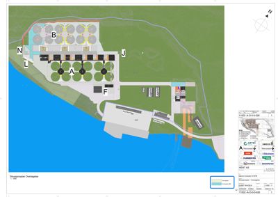 Situasjonsplan (Overtegning) som viser tomtens beliggenhet ved kysten, plassering av bygninger (kontorbygg, anlegg), veier og omgivelsene.