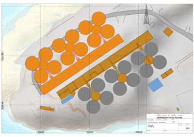 Situasjonsplan som viser tomtens topografi, plassering av bygninger (fargekodet) og infrastruktur.