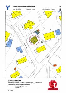 Situasjonsplan som viser bygningenes plassering i forhold til hverandre og veien (Sommervegen).