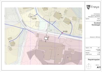 Situasjonsplan som viser bygningens plassering i forhold til nabolag, veier og eiendomsgrenser.