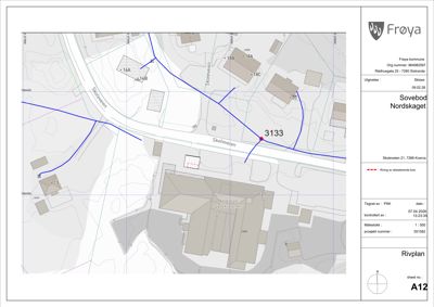 Situasjonsplan (Rivplan) som viser tomt, bygninger, veier og eiendomsgrenser.