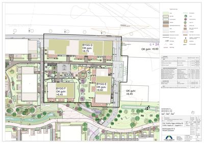 Situasjonsplan som viser flere bygninger (BYGG D, E, F) på en tomt med omgivende infrastruktur og vegetasjon.
