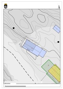 Situasjonsplan som viser tomtens terrengform (konturlinjer), plassering av eksisterende og planlagte bygninger, samt en ny mur.