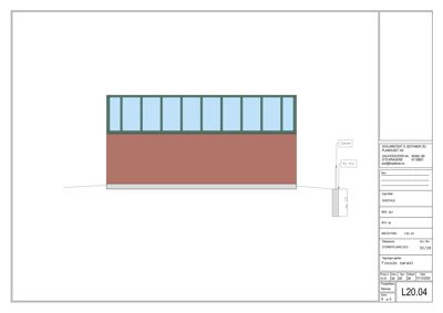 Fasadetegning som viser bygningens utseende sett fra siden, med detaljer om vinduer og veggmateriale.