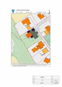 Situasjonsplan (site plan) som viser eiendomsgranser, bebyggelse og topografi.