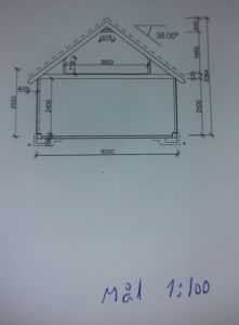 Oppriss (fasadetegning) av en bygning med mål og takhøyde angitt.