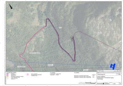 Situasjonsplan som viser en planlagt inngrep (veier og anlegg) på et terreng med overlappende bakgrunnsbilde fra flyfoto.
