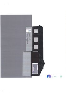 Fotografi av en bygning sett fra siden (fasade), med håndskrevet tekst på veggen.