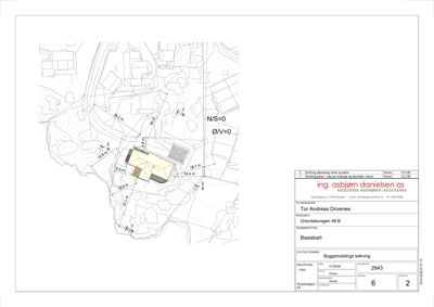 Situasjonsplan som viser bygningens plassering på tomten med omgivende terrengkonturer og nabolag.
