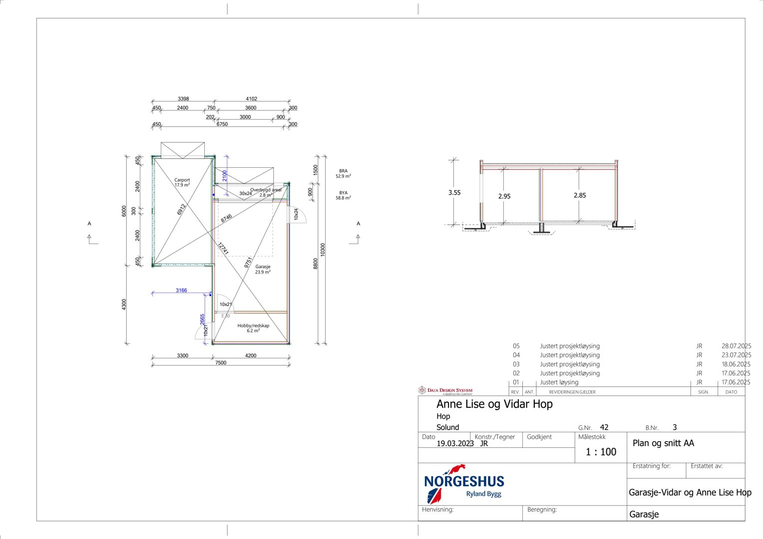 Tegning som viser tverrsnitt gjennom en garasje og en bolig, med mål på høyder og bredder.
