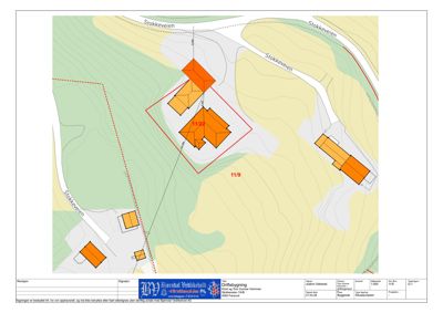 Situasjonsplan som viser plassering av flere bygninger (Driftsbygning) på en tomt med tilhørende vegnett (Stokkeveien) og terrengforhold.
