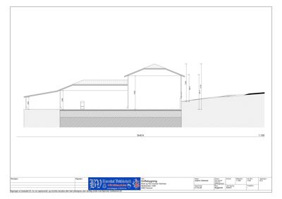 Snittegning (Snitt A) som viser bygningens tverrsnitt, høyder, grunnforhold og terrengprofil.
