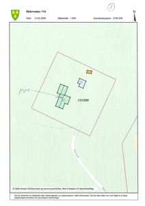 Situasjonsplan som viser tomtens grenser (Skårrveien 114), topografi, eksisterende og planlagt bebyggelse, samt en markert 'pipe' (rørledning).