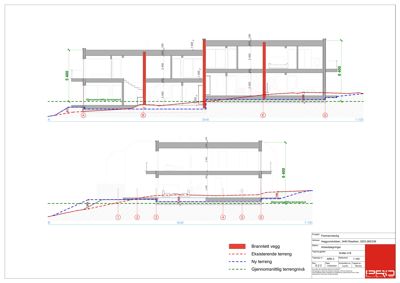 Snittegning som viser bygningens tverrsnitt, høyder, terrengforhold og veggkonstruksjoner.