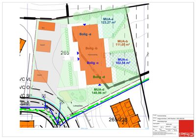Situasjonsplan som viser tomtens grenser, bygningens plassering (Bolig a-d), uteområder (lekeplass, carport) og arealoppdelinger (MUA).