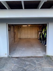 Fotografi av en garasje eller kjellerrom med en åpen dør.