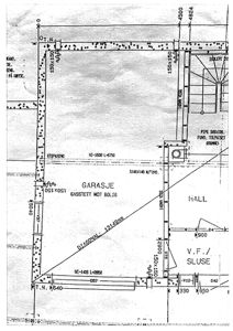 Etasjeplan eller situasjonsplan som viser romfordeling (garasje, hall, sluse) og mål på en bygning.